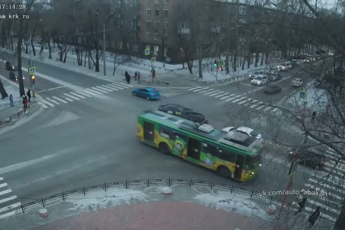 Опубликовано видео наезда троллейбуса на школьника - Пульс Хакасии