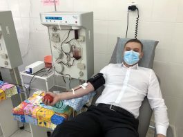 Валентин Коновалов сдает кровь
