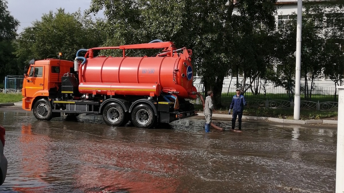 На дорогах Абакана откачивают воду - Пульс Хакасии