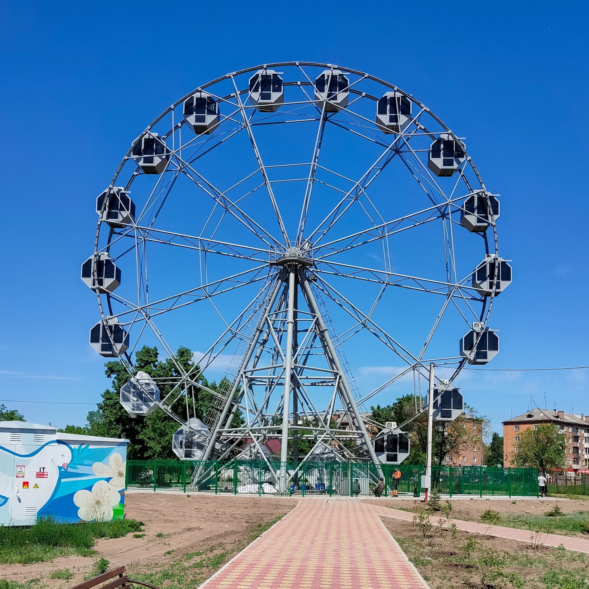 Колесо обозрения черногорск. Черногорск колесо обозрения. Парк города Черногорска. Черногорский парк Абакан. Парк города Черногорска колесо обозрения.