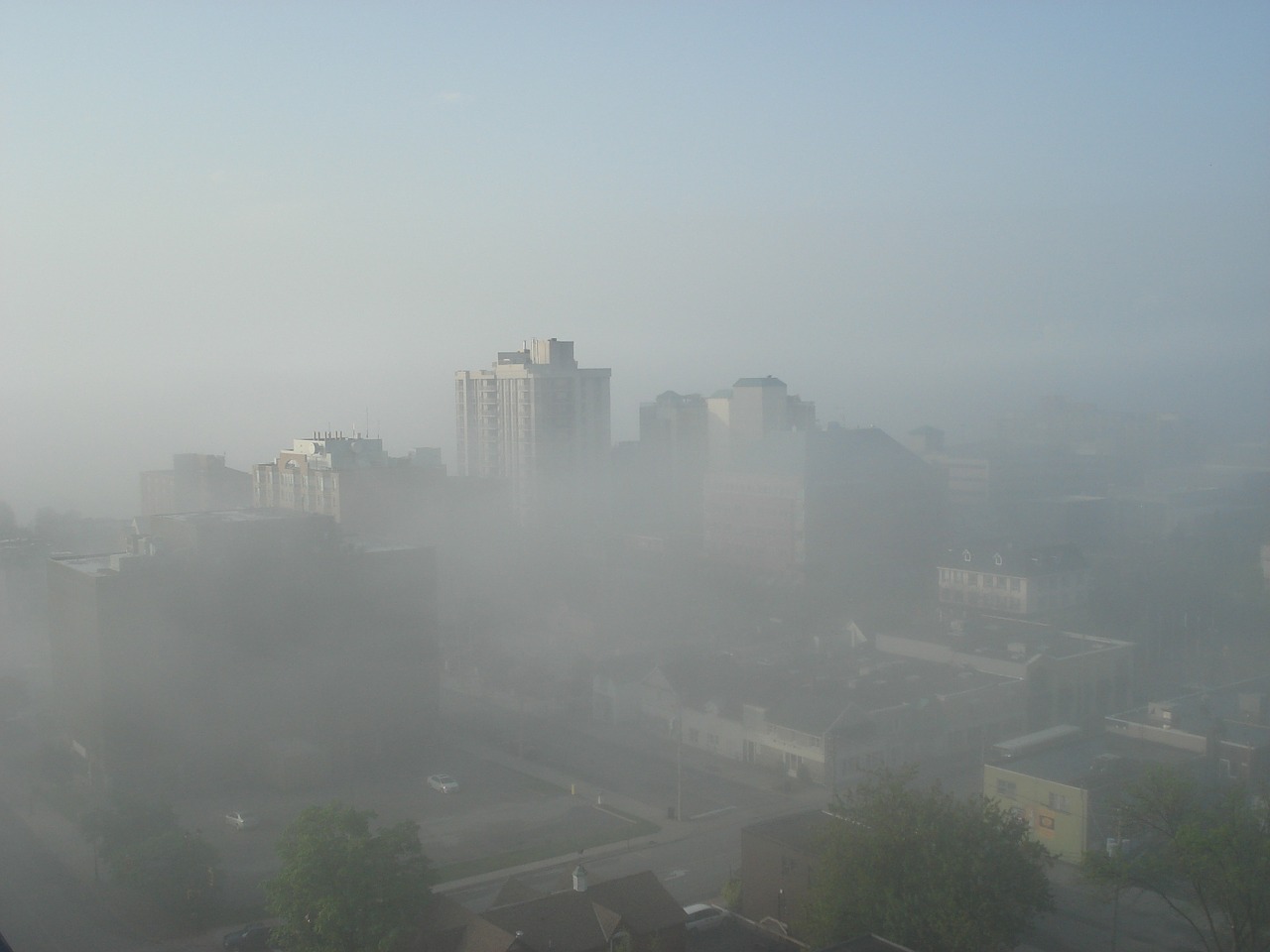 Туман не видали. Город в тумане. Туман фото. Город во мгле. Самый густой туман.