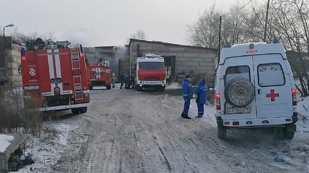 Пожар в черногорске. МЧС Саяногорск. МЧС Черногорск. Дом пожарный МЧС Абакан. Саяногорск пожарные.