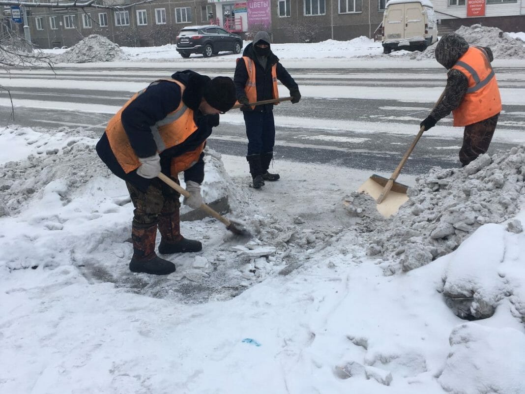 Неделя абакан. Уборка улиц. Уборка территории. Уборка снега фото. Уборка территории от снега.