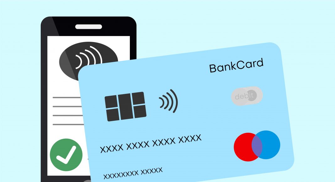 Деньги, банковская карта, телефон