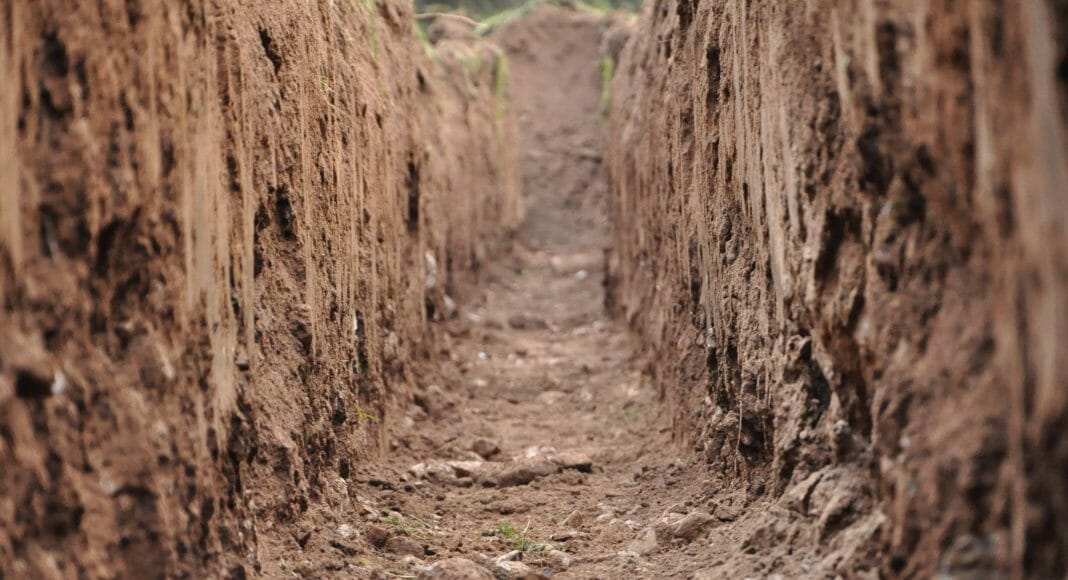 Раскопки, траншея