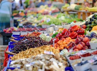 Продукты со всей Хакасии и праздничный концерт: на Республиканском рынке развернулась большая ярмарка Овощи, фрукты