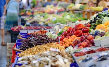 Продукты со всей Хакасии и праздничный концерт: на Республиканском рынке развернулась большая ярмарка Овощи, фрукты