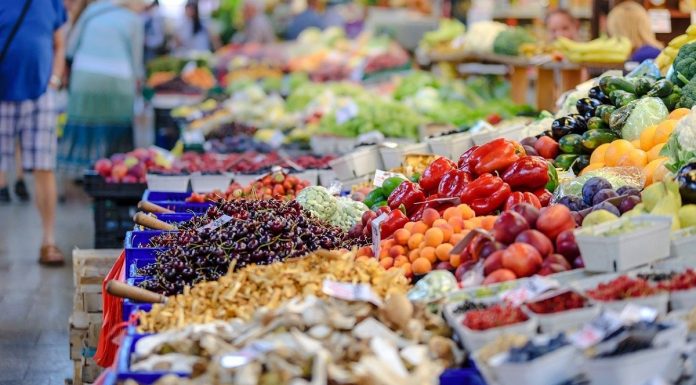 Продукты со всей Хакасии и праздничный концерт: на Республиканском рынке развернулась большая ярмарка Овощи, фрукты