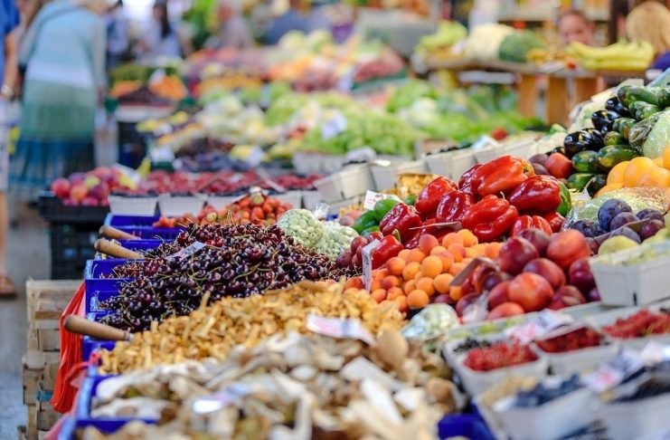 Продукты со всей Хакасии и праздничный концерт: на Республиканском рынке развернулась большая ярмарка Овощи, фрукты