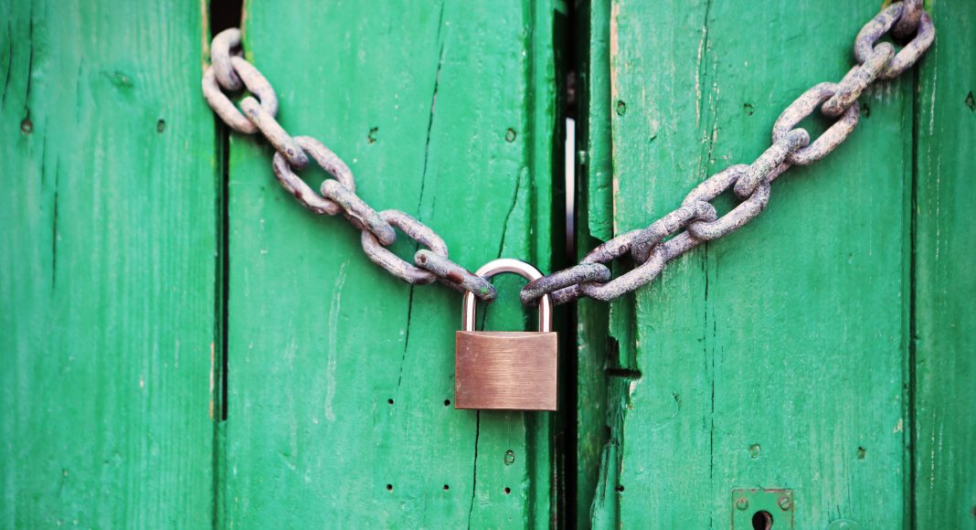 Замок, дверь