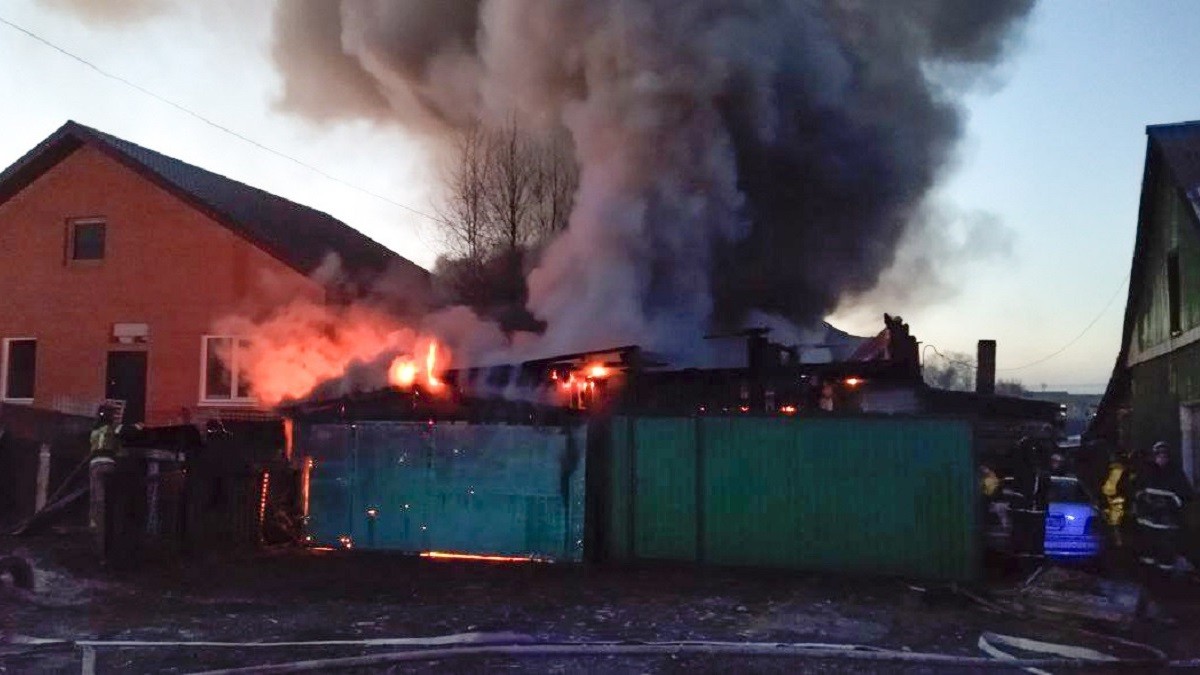 052023. пожар в москве сейчас. пожар в красноармейском районе. горящий дом. пожар в москве.