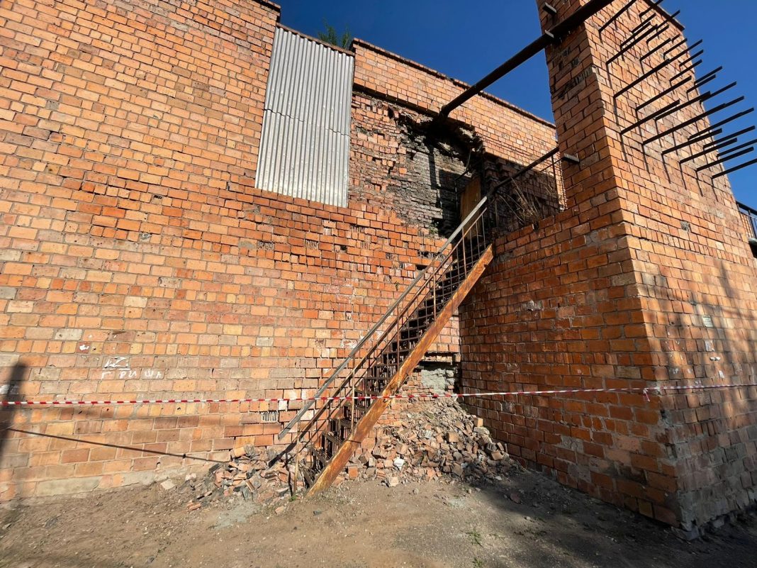 Аварийная сторона Дома культуры поселка Расцвет