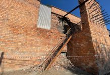 Аварийная сторона Дома культуры поселка Расцвет