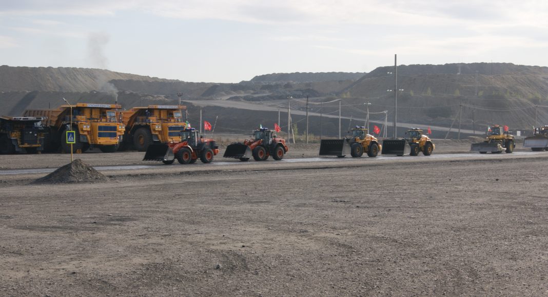 Парад спецтехники на Разрезе Аршановский. Фото pulse19.ru Парад спецтехники на Разрезе Аршановский. Фото pulse19.ru