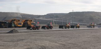 Парад спецтехники на Разрезе Аршановский. Фото pulse19.ru