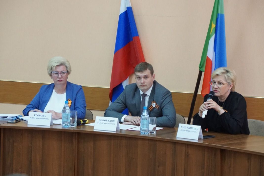 Елена Егорова, Валентин Коновалов, Ирина Емельянова на встрече в Усть-Абакане