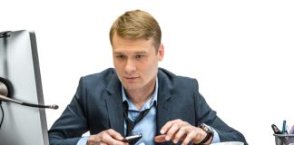 Валентин Коновалов за работой