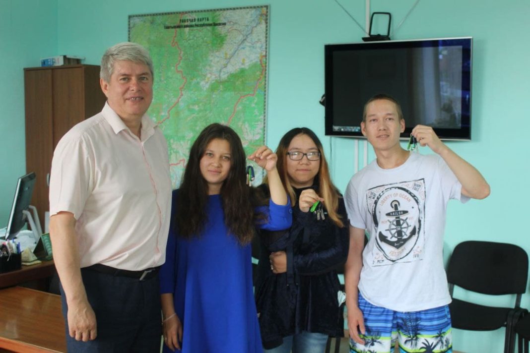 Глава Таштыпского района вручил ключи от квартир детям-сиротам