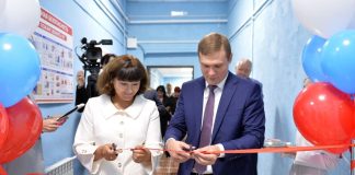 Валентин Коновалов разрезает ленточку