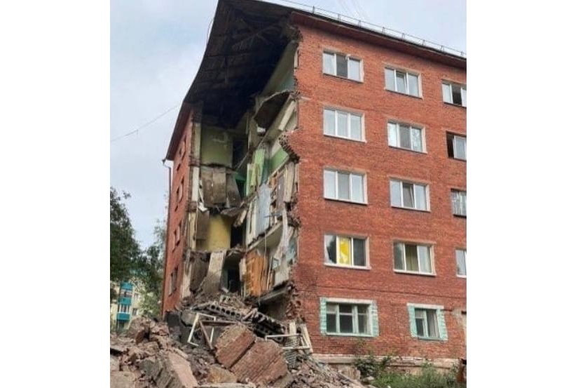 Омск обрушение дома 12 августа. В Омске обрушился дом. Обрушение многоквартирного дома видео.