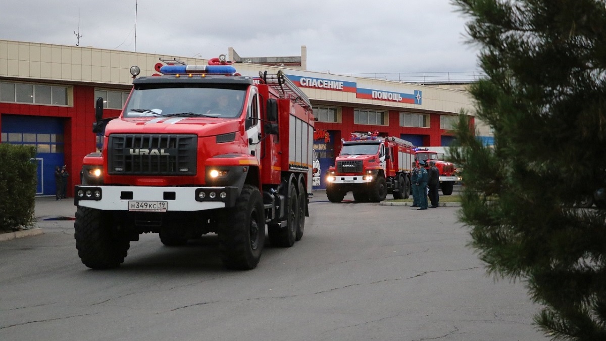 Пожарные Хакасии выехали в Туву для оказания помощи в борьбе с лесными  пожарами - Пульс Хакасии