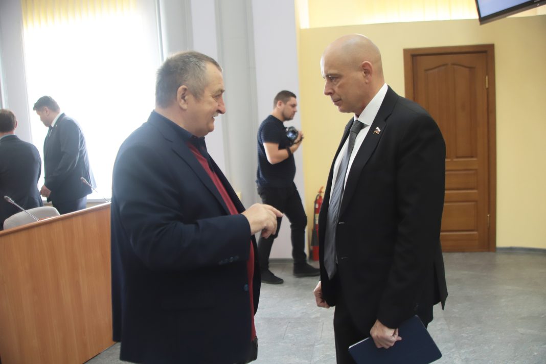 Сергей Сокол общается с членом фракции КПРФ в Верховном Совете. Фото ВС РХ