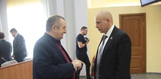 Сергей Сокол общается с членом фракции КПРФ в Верховном Совете. Фото ВС РХ