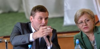 Коновалов и Емельянова. Фото пресс-службы главы РХ