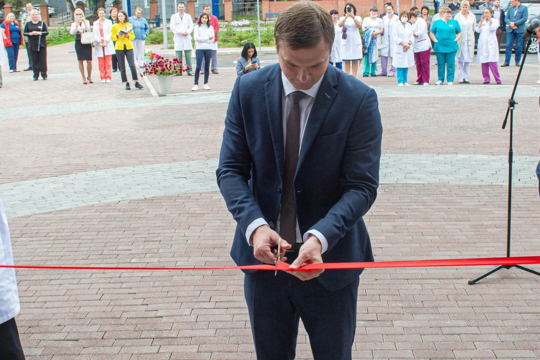 Валентин Коновалов режет ленточку. Фото пресс-службы главы РХ