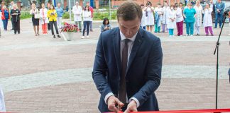 Валентин Коновалов режет ленточку. Фото пресс-службы главы РХ