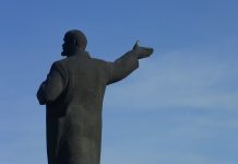 Владимир Ильич Ленин указывает на выход. Изображение из фотобанка