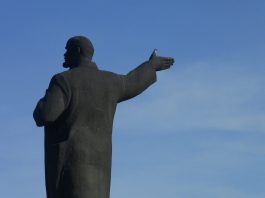 Владимир Ильич Ленин указывает на выход. Изображение из фотобанка