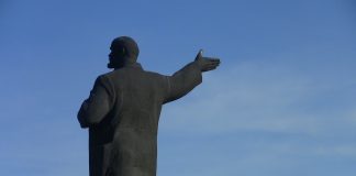 Владимир Ильич Ленин указывает на выход. Изображение из фотобанка