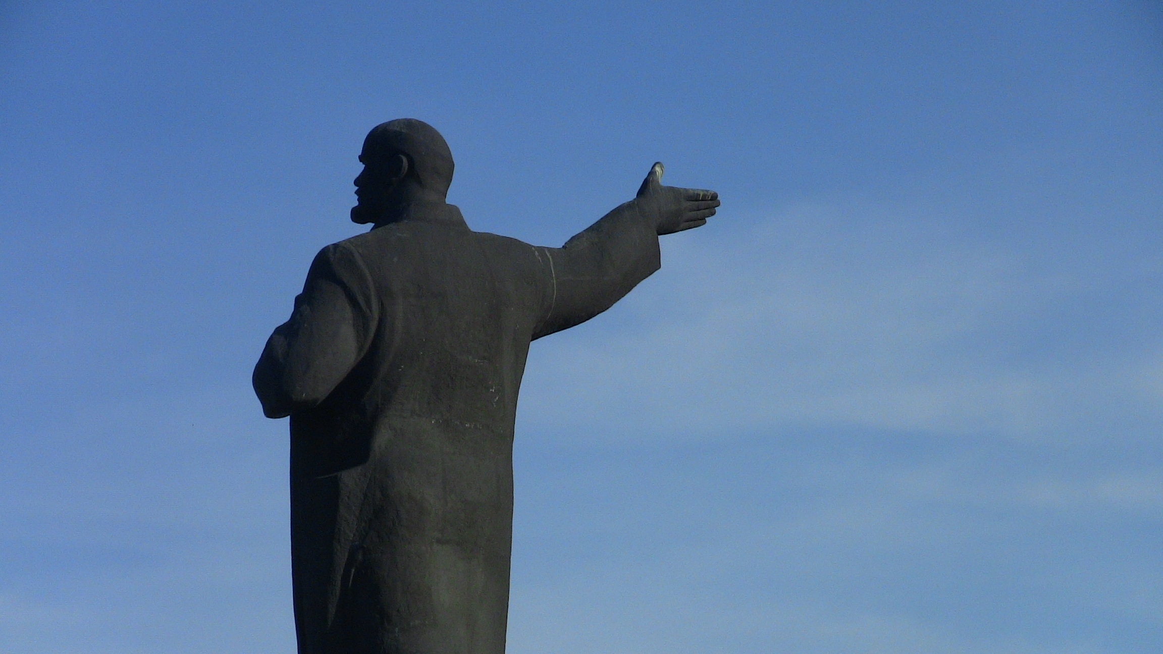 Владимир Ильич Ленин указывает на выход. Изображение из фотобанка