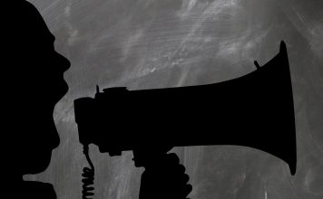 Почему, если причина беды коммунальная, то повод для шума всегда политический Крик, рупор