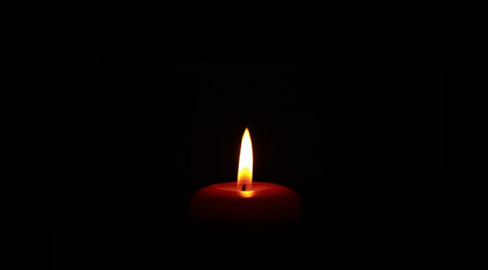 Три человека погибли при атаке ВСУ на гуманитарный конвой из Сибири Свеча