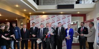 Валентин Коновалов за спинами старших. Фото КПРФ