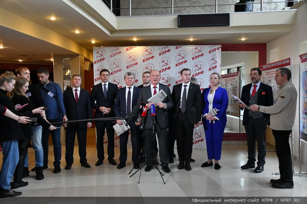 Валентин Коновалов за спинами старших. Фото КПРФ