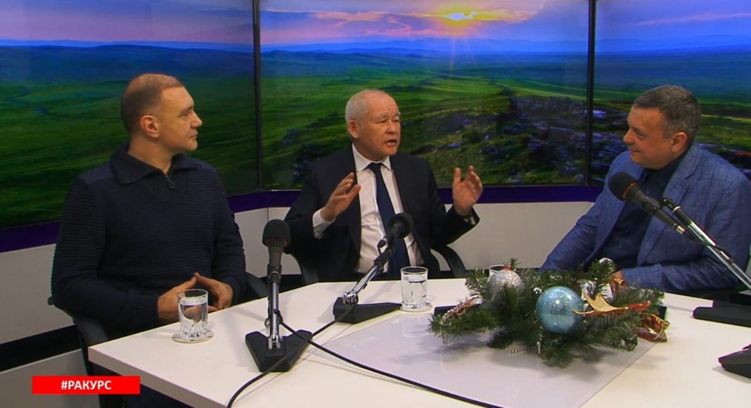 Денис Дворников, Абрек Челтыгмашев и Александр Мяхар в программе «Ракурс». Кадр эфира «Абакан 24»