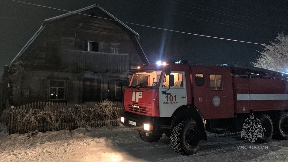 В Хакасии при пожаре в частном доме погибли два пенсионера - Пульс Хакасии