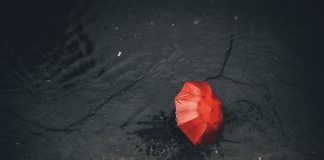 Красный зонт