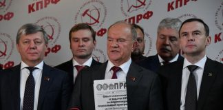 Валентин закрывает глаза. Фото: КПРФ