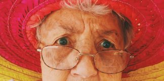 Пожилая женщина