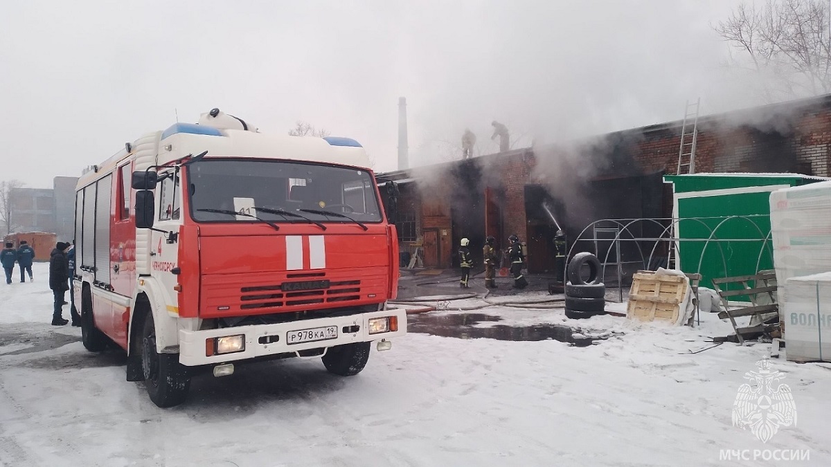 Пожарные потушили горевший склад со стройматериалами в Черногорске - Пульс  Хакасии