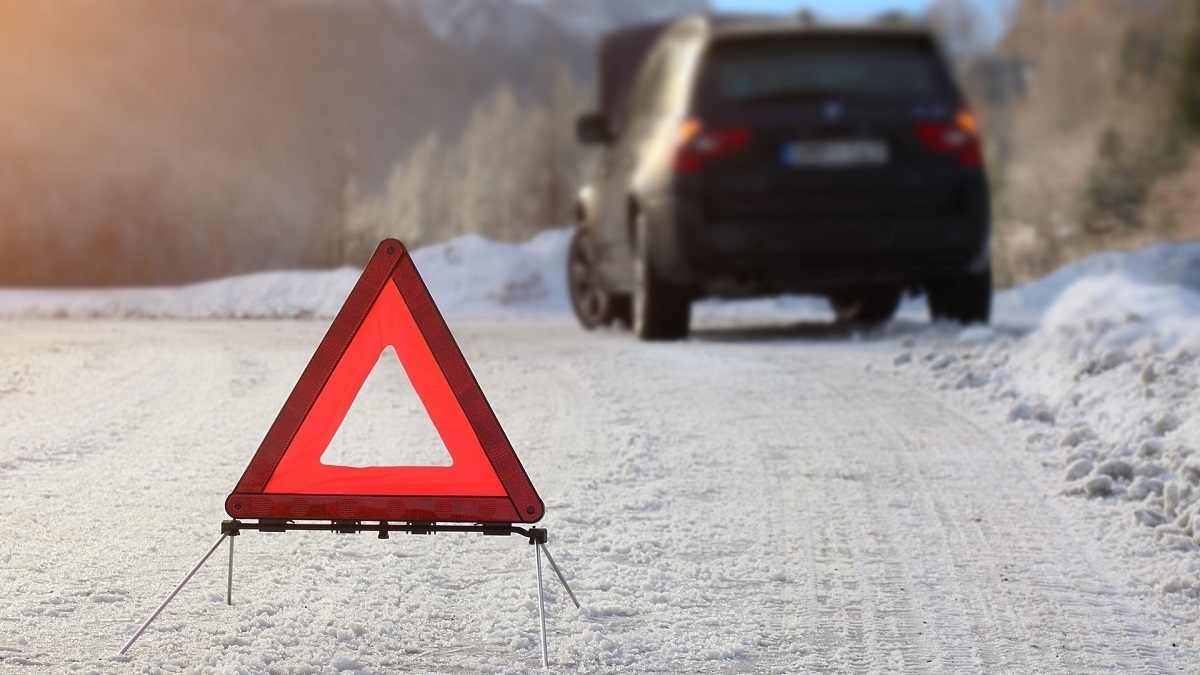 Автомобиль внезапно заглохнуть на дороге. Автомобиль заглох на трассе. Фото из машины зимой. Фото дороги зимой из машины днем. Карт машина на дороге.