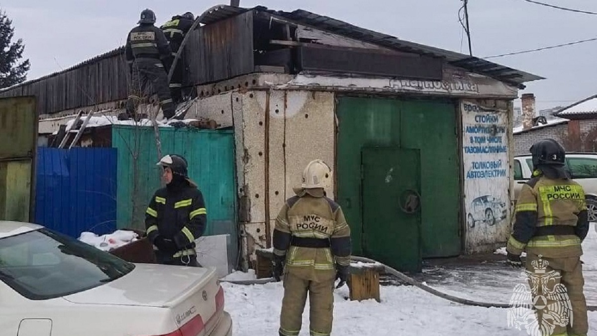 Гараж, баню и жилой дом тушили в Хакасии - Пульс Хакасии