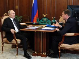 Владимир Путин и Андрей Турчак. Фото пресс-службы ХРО ЕР