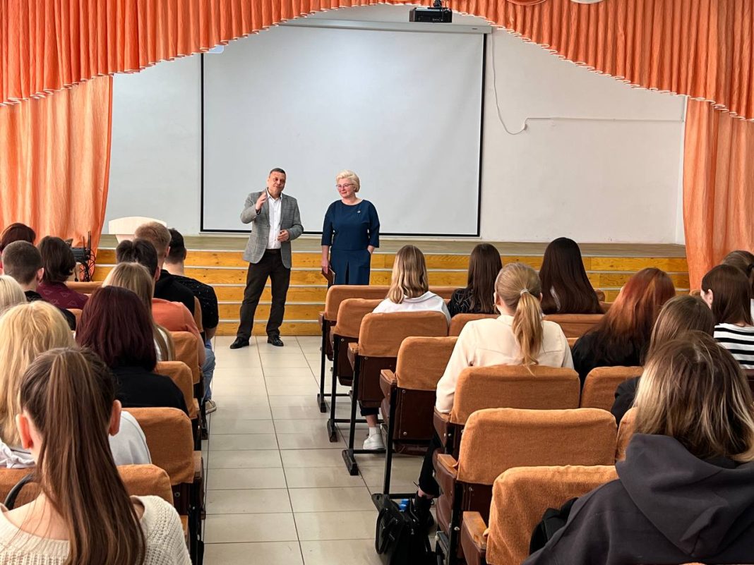 Александр Мяхар и Елена Егорова на встрече с учениками Усть-Абаканской СОШ. Фото ЦРОК РХ Александр Мяхар и Елена Егорова на встрече с учениками Усть-Абаканской СОШ. Фото ЦРОК РХ