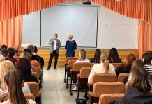 Александр Мяхар и Елена Егорова на встрече с учениками Усть-Абаканской СОШ. Фото ЦРОК РХ