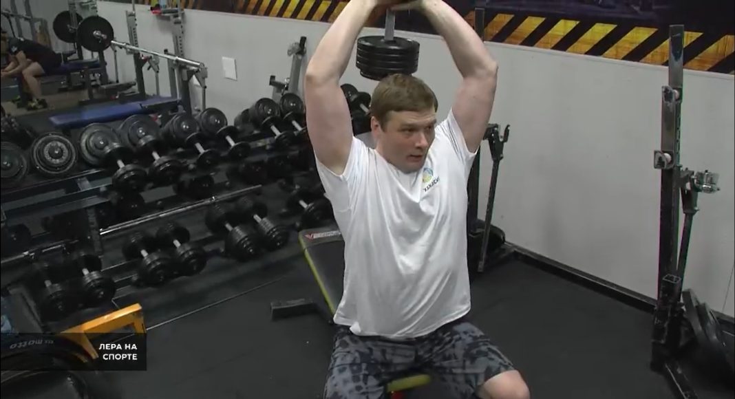 Коновалов с гантелей. Кадр программы «Лера на спорте» Коновалов с гантелей. Кадр программы «Лера на спорте»